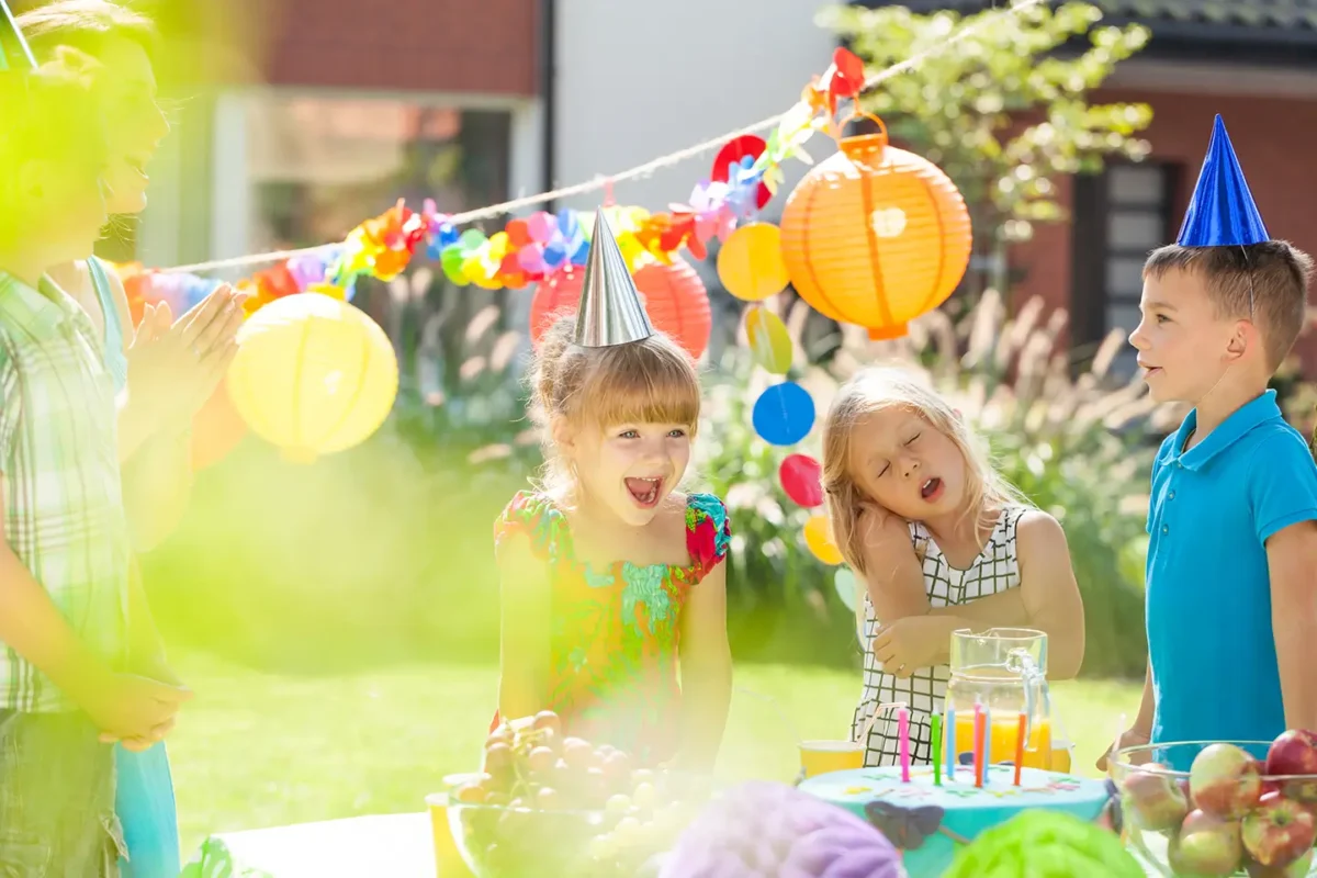 Copii afara la o petrecere aniversara a unei fetite